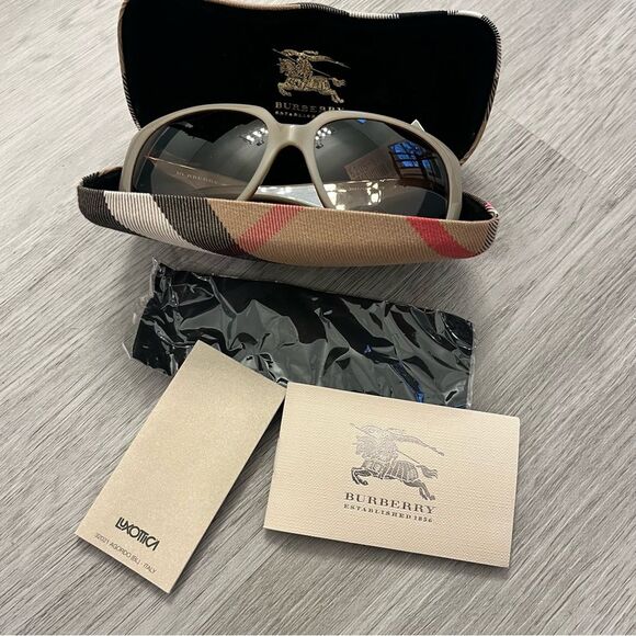NIB Burberry Cuttlefish Brown Gradient Heart Studded Sunglasses - Picture 6 of 8